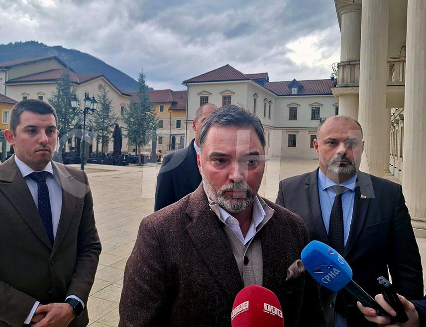 САРАЈЕВО, 25. НОВЕМБРА /СРНА/ - Замјеник предсједавајуће Савјета министара Сташа Кошарац назвао је "ћоравим послом" покушај странака "тројке" из Федерације БиХ /ФБиХ/ и опозиционе "тројке" из Републике Српске да изаберу главног преговарача БиХ са ЕУ, наводећи да ништа не може да буде урађено без СНСД-а и институције Српске.