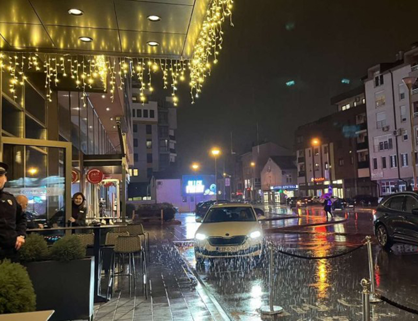 БАЊАЛУКА, 25. НОВЕМБРА /СРНА/ - Непознато лице пријавило је телефоном да је у једном хотелу у Бањалуци постављена бомба и у току је противдиверзиони преглед, речено је Срни у Полицијској управи Бањалука.