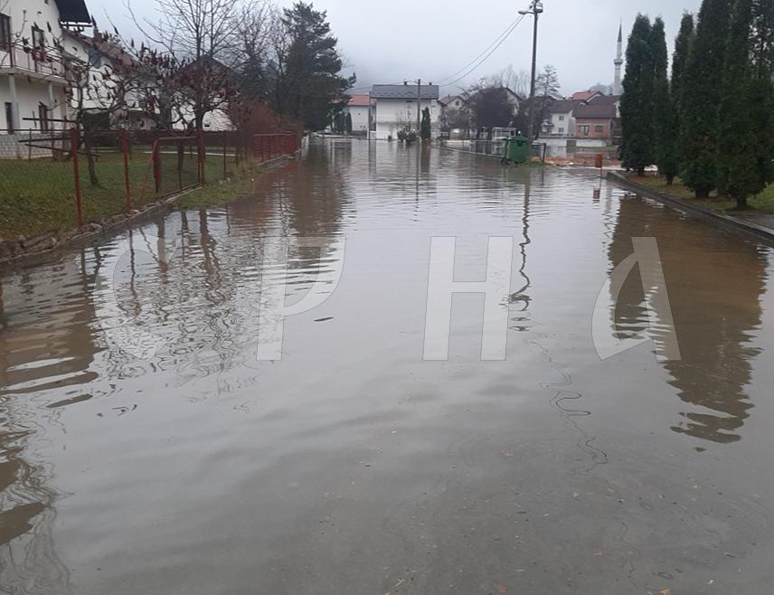ЈЕЗЕРО, 26. НОВЕМБРА /СРНА/ - У Језеру су се излиле ријеке Јошавка и Плива, што је изазвало поплаве којим је угрожено више домаћинстава.