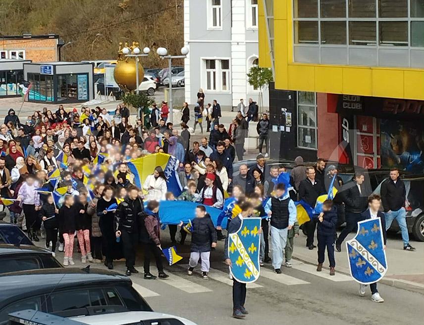 СРЕБРЕНИЦА, 26. НОВЕМБРА /СРНА/ - Предсједник сребреничке Организације породица заробљених и погинулих бораца и несталих цивила Бранимир Којић изјавио је Срни да је "шенлучење по Сребреници" поводом 25. новембра, такозваног дана државности БиХ, још једна у низу провокација и подизања тензија.