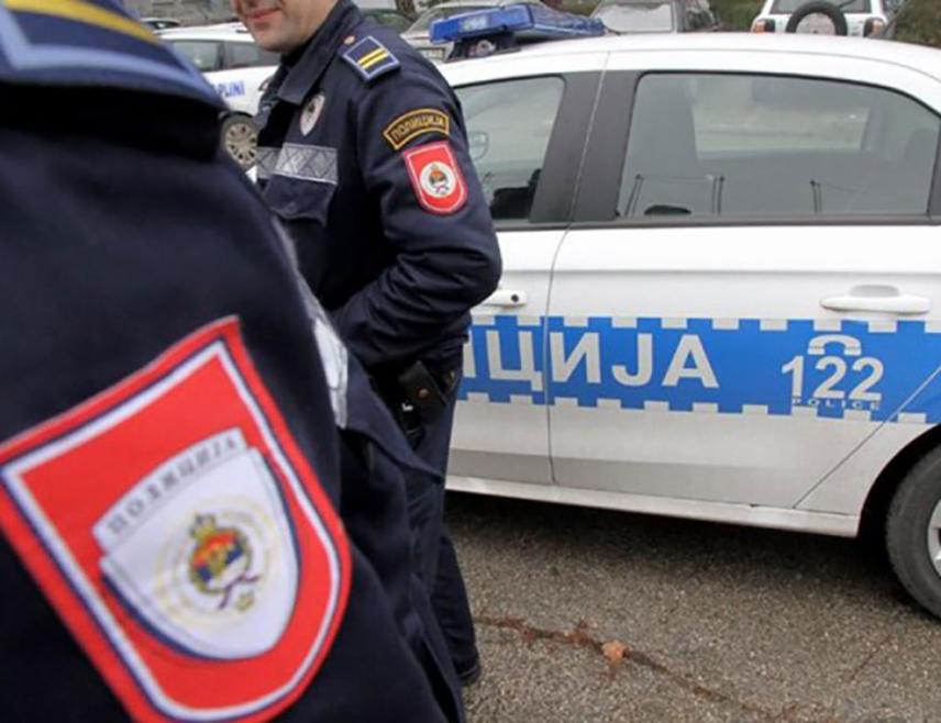 БАЊАЛУКА, 26. НОВЕМБРА /СРНА/ - Припадници Полицијске управе Бањалука трагају за лицем које је лажно пријавило да је у хотелу у Бањалуци постављена експлозивна направа.