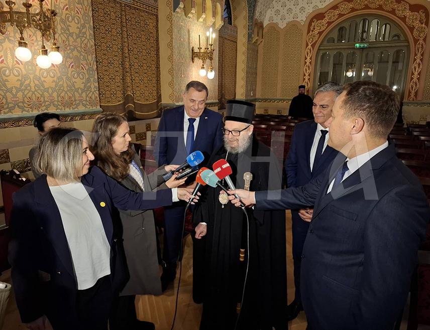 БУДИМПЕШТА, 26. НОВЕМБРА /СРНА/ - Када нам дођу гости из наше матичне земље, наше Републике Српске, то је онда за нас Србе овде у Мађарској црвено слово, односно празник, и у то име су увек добродошли Милорад Додик као лидер Срба из тих крајева и наш будући председник, односно изабрани председник Синиша Каран, истакао је Његово високопреосвештенство митрополит будимски Лукијан.