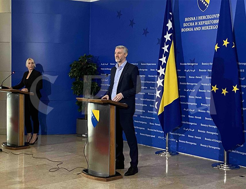 САРАЈЕВО, 26. НОВЕМБРА /СРНА/ - Министар транспорта и комуникација у Савјету министара Един Форто изјавио је да је на сједници Савјета министара усвојена одлука на основу које почињу преговори са Европском банком за обнову и развој /ЕБРД/ за финансирање изградње пута Хум-Шћепан Поље у вриједности од 60 милиона евра.