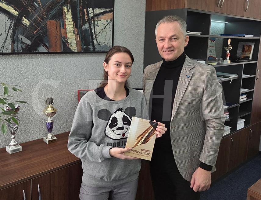 СРБАЦ, 26. НОВЕМБРА /СРНА/ - Гимназијалка из Српца Дуња Малбашић освојила је треће мјесто на такмичењу "Чувамо од заборава" Републичког педагошког завода, чија је тема била наталијина рамонда - цвијет васкрснућа и симбол побједе српске војске у Првом свјетском рату, о којој је било потребно направити постер или написати есеј.