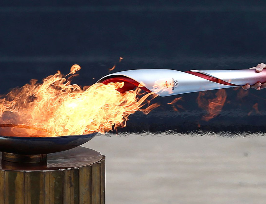 АТИНА, 26. НОВЕМБРА /СРНА/ - Олимпијски пламен за Зимске олимпијске игре /ЗОИ/, које ће бити одржане сљедеће године у Италији, свечано је запаљен у Археолошком музеју Древне Олимпије у Грчкој, јавио је извјештач агенције ТАСС.