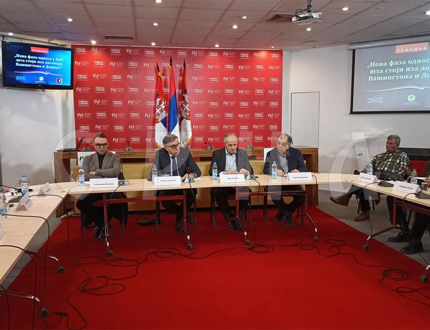 БЕОГРАД, 26. НОВЕМБРА /СРНА/ - Предсједник СНСД-а Милорад Додик успио је да вјештим геополитичким маневром доведе до укидања америчких санкција, не нарушавајући односе са Москвом и другим партнерима и да након политичког земљотреса и наметнутих пријевремених предсједничких избора обезбиједи Српској политичку стабилност, поручено је у Београду на трибини о новој фази односа у БиХ.