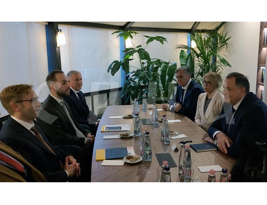 БУДИМПЕШТА, 26. НОВЕМБРА /СРНА/ - Делегација Републике Српске коју чине вршилац дужности предсједника Српске Ана Тришић Бабић, министар за научнотехнолошки развој и високо образовање Синиша Каран и предсједник СНСД-а Милорад Додик састали су се данас у Будимпешти са руководством Матијас Корвинус колегијума, највеће образовне институције и истраживачког центра у Мађарској.
