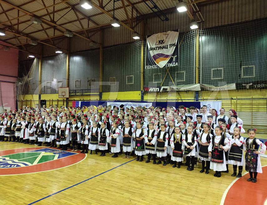 БРАТУНАЦ, 27. НОВЕМБРА /СРНА/ - Културно-умјетничко друштво /КУД/ "Мост" из Братунца одржало је годишњи концерт и прославило крсну славу Светог Јована Златоустог обиљеживши тако осам година постојања и рада.