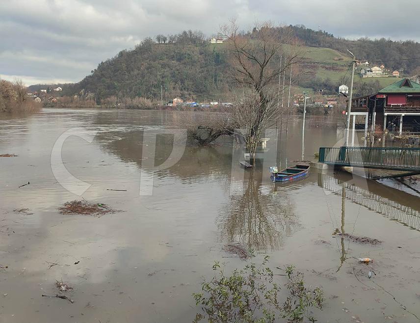 НОВИ ГРАД, 27. НОВЕМБРА /СРНА/ - Водостај ријеке Уне у Новом Граду јутрос износи 376 центиметара и испод је коте редовне одбране од поплава која је на снази при водостају од 450 центиметара.