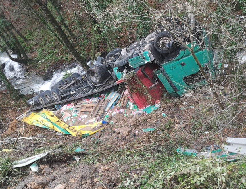 ВЛАСЕНИЦА, 27. НОВЕМБРА /СРНА/ - Возач теретог возила Г. К. из Милића, који је био под дејством алкохола, слетио је са коловоза на путу Милићи-Власеница и том приликом је задобио лакше повреде, саопштено је из зворничке Полицијске управе.