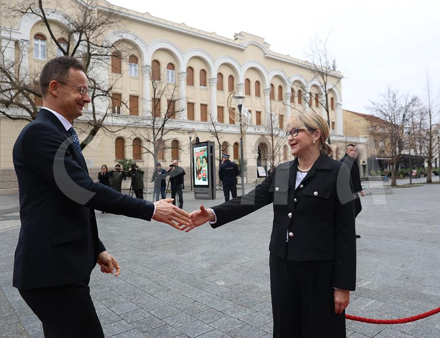 БАЊАЛУКА, 27. НОВЕМБРА /СРНА/ - Вршилац дужности предсједника Републике Српске Ана Тришић Бабић дочекала је испред Палате Републике у Бањалуци министра иностраних послова и трговине Мађарске Петера Сијарта.