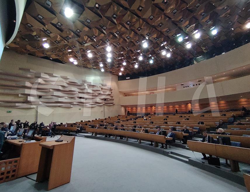 САРАЈЕВО, 27. НОВЕМБРА /СРНА/ - Посебна заједничка сједница оба дома Парламентарне скупштине БиХ на којој ће посланици и делегати постављати питања на која ће одговарати предсједавајућа и министри у Савјету министара почела је у Сарајеву.