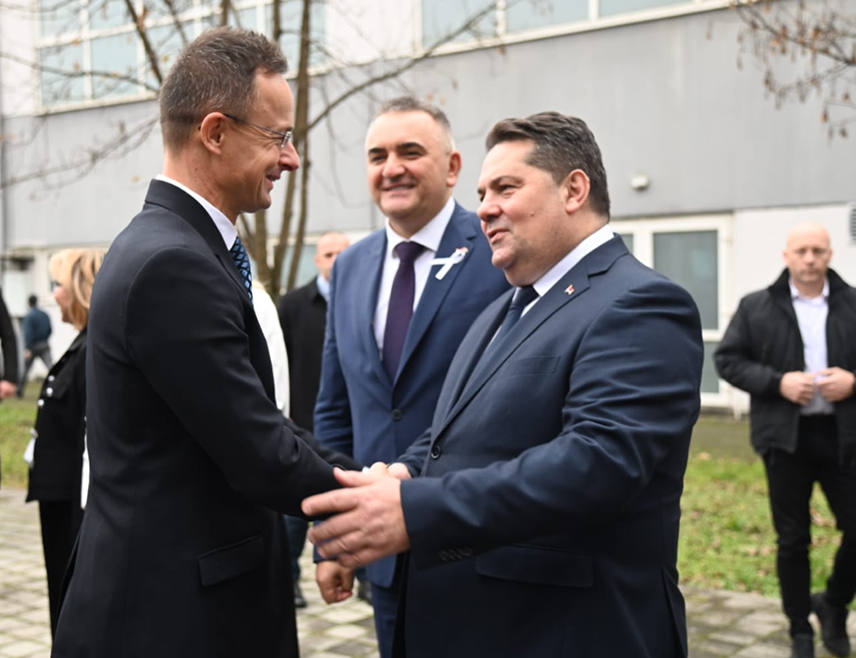 БАЊАЛУКА, 27. НОВЕМБРА /СРНА/ - Срби и Мађари увијек нађу начин да заједно надиграју "разне Зукане", министар иностраних послова и трговине Мађарске Петер Сијарто стигао је у Бањалуку, гдје му је уручен почасни докторат, истакао је предсједник Народне скупштине Републике Српске Ненад Стевандић.