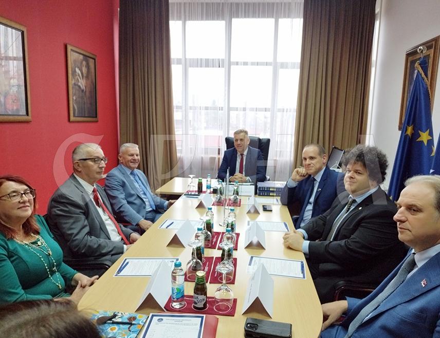 БАЊАЛУКА, 27. НОВЕМБРА /СРНА/ - Представници Универзитета "Апеирон" из Бањалуке и Правног факултета из Печуја потписали су данас Меморандум о разумијевању и сарадњи.