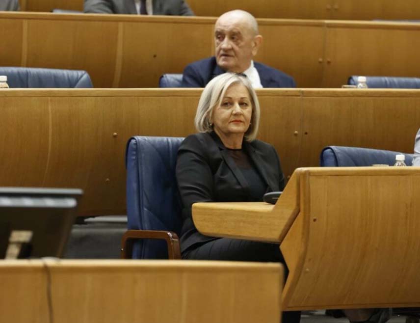 САРАЈЕВО, 27. НОВЕМБРА /СРНА/ - Предсједавајућа Савјета министара Борјана Кришто изјавила је данас да неће поднијети оставку на ову функцију јер не види ниједан оправдан разлог за такав потез.