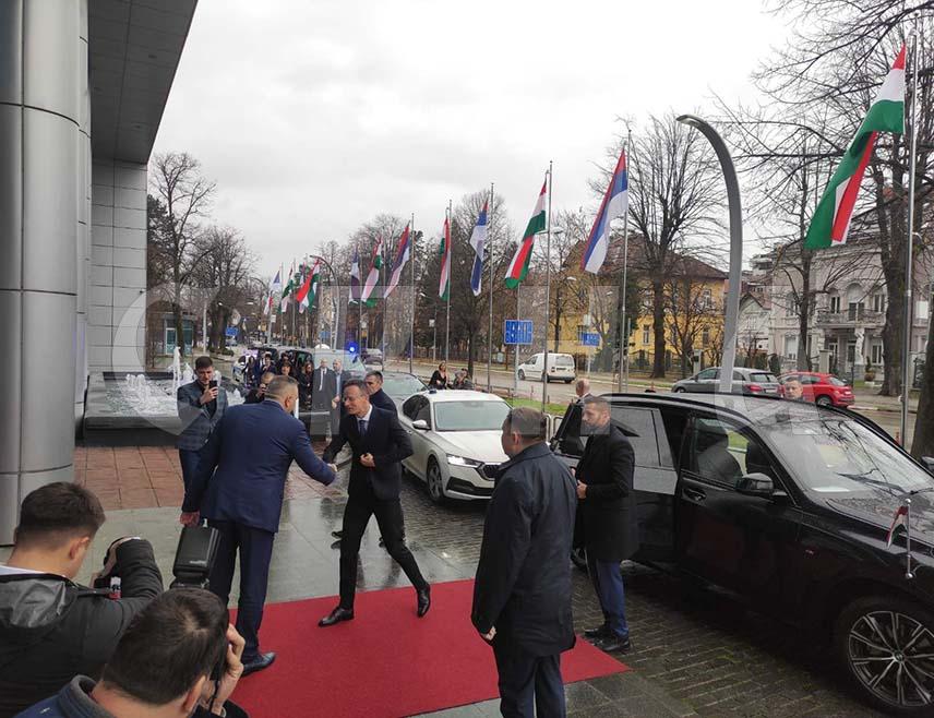 БАЊАЛУКА, 27. НОВЕМБРА /СРНА/ - Предсједник Владе Републике Српске Саво Минић дочекао је испред Административног центра Владе министра иностраних послова и трговине Мађарске Петера Сијарта с којим се састао на радном ручку.