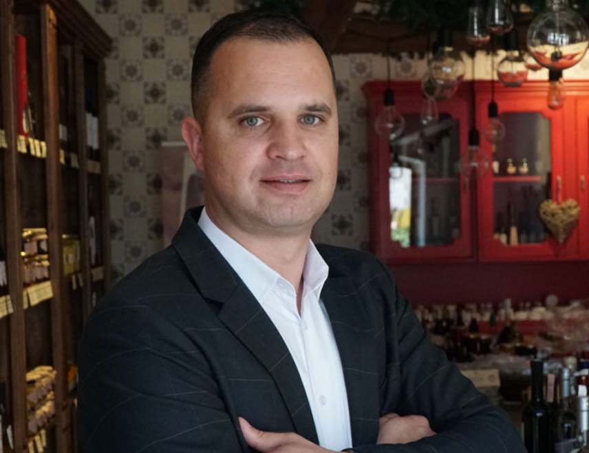 TРЕБИЊЕ, 27. НОВЕМБРА /СРНА/ - "Кућа Републике Српске", у којој ће се наћи производи "Херцеговачке" и "Крајишке куће", биће отворена у Бечу 11. децембра, изјавио је Срни директор требињског Аграрног фонда Веселин Дутина.