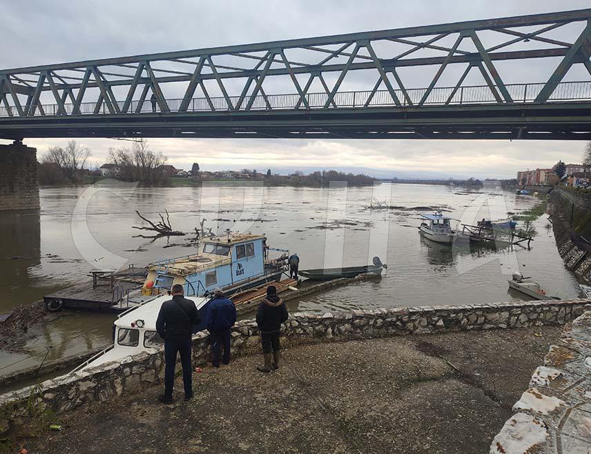 ГРАДИШКА, 27. НОВЕМБРА /СРНА/ - Водостај ријеке Саве у Градишци је у наглом порасту, као и бујичне ријеке али се не очекују изливања, рекао је шеф Одсјека цивилне заштите Слободан Кнежевић.