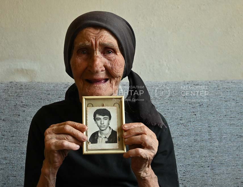 БАЊАЛУКА, 27. НОВЕМБРА /СРНА/ - Меморијални центар Републике Српске забиљежио је потресно свједочанство Митре Драгојевић из Српца, мајке чији је двадесетдвогодишњи син Драгомир Драгојевић погинуо као припадник Војске Републике Српске на возућком ратишту 10. септембра 1995. године, а његово тијело сахрањено је без главе.