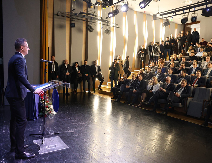 БАЊАЛУКА, 27. НОВЕМБРА /СРНА/ - Предсједник СНСД-а Милорад Додик истакао је да се данас, када је Бањалука дочекала мађарског министра спољних послова Петера Сијарта, јасно видјело колико је вриједно имати пријатеља који разумије борбу и пут Републике Српске.