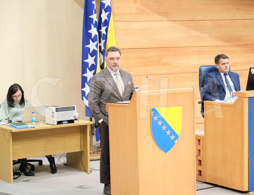 САРАЈЕВО, 27. НОВЕМБРА /СРНА/ - Министар спољне трговине и економских односа у Савјету министара Сташа Кошарац изјавио је да усвајање закона о регулатору, преносу и тржишту електричне енергије у БиХ пружа шансу за подношење апликације за ослобађење од Механизма за прилагођавање угљеника на границама /ЦБАМ/.