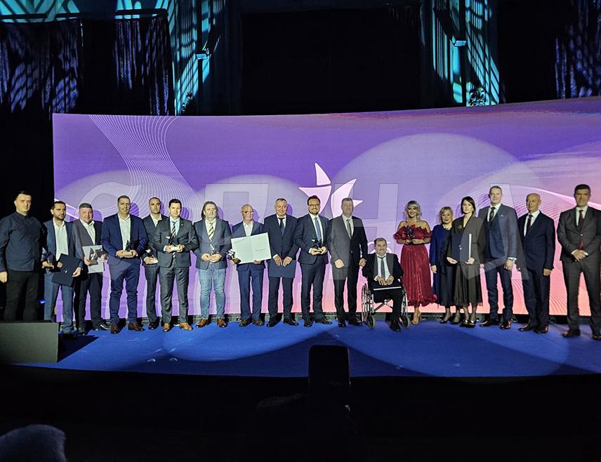 САРАЈЕВО, 27. НОВЕМБРА /СРНА/ - Награда "Полет", коју трећу годину заредом додјељује Спољнотрговинска комора БиХ, уручена је вечерас најбољим домаћим извозницима, међу којима је и "Микроелектроника" из Бањалуке, која је награђена у категорији великих компанија у сектору индустрије.