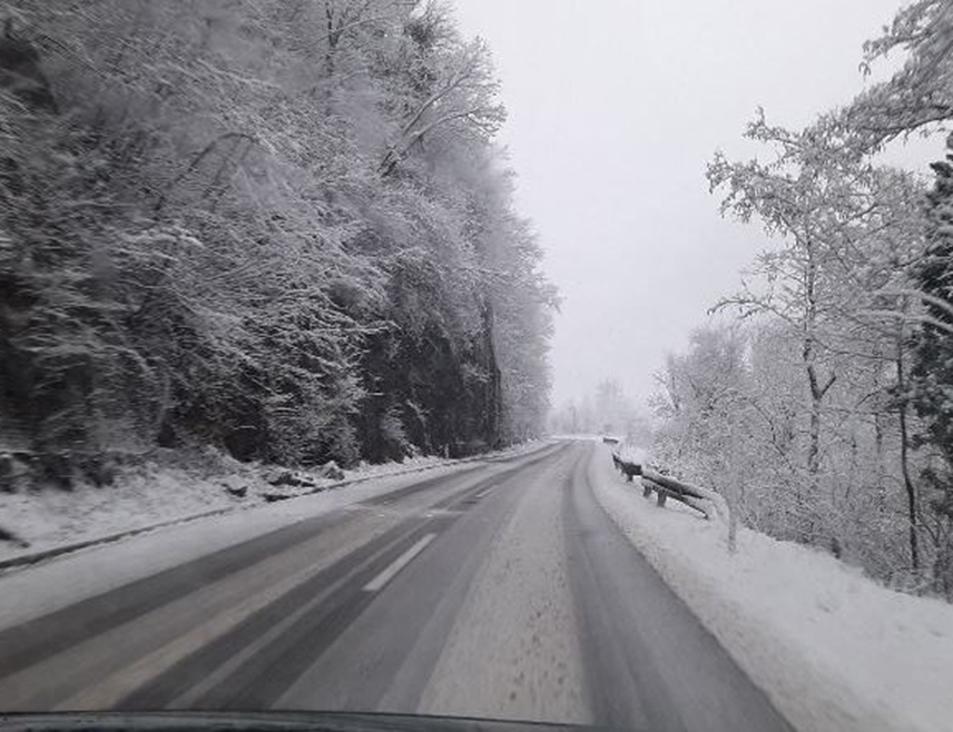 БАЊАЛУКА, 28. НОВЕМБРА /СРНА/ - Због снијега и леда на путном правцу Сарајево-Рогатица, преко Романије, забрањен је саобраћај за теретна возила са приколицом и шлепере, саопштио је Ауто-мото савез /АМС/ Републике Српске.