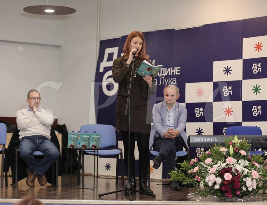 БАЊАЛУКА, 28. НОВЕМБАР /СРНА/ - У Бањалуци је промовисана збирка пјесама "Случајне песме" аутора Лене Савковић из Београда, матуранткиње Филолошке гимназије и прошлогодишњег апсолутног побједника Међународног фестивала поезије за средњошколце "Бањалучки пјесмобој".