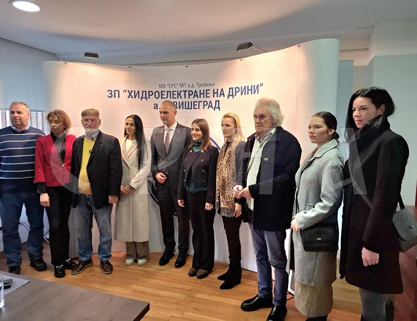 ВИШЕГРАД, 28. НОВЕМБРА /СРНА/ – Директор "Хидроелектрана /ХЕ/ на Дрини" Недељко Перишић рекао је да је то предузеће за 36 година рада произвело 33.000 гигават-часова електричне енергије и најавио значајне инвестиционе пројекте и припреме за велику ревитализацију постројења.