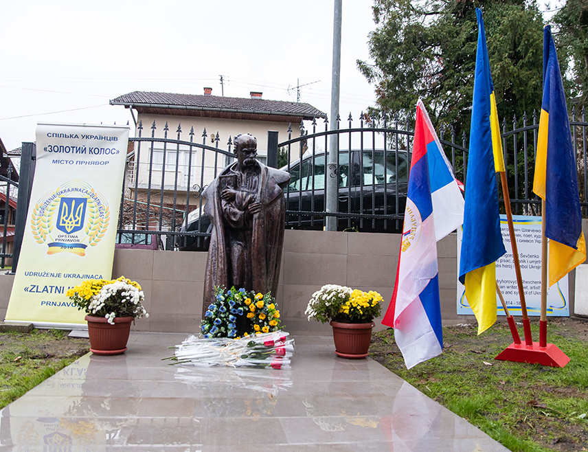 ПРЊАВОР, 28. НОВЕМБРА /СРНА/ - Код Украјинског духовног центра у Прњавору данас је свечано откривен споменик Тарасу Шевченку, једном од највећих украјинских пјесника, писцу, сликару и хуманисти.