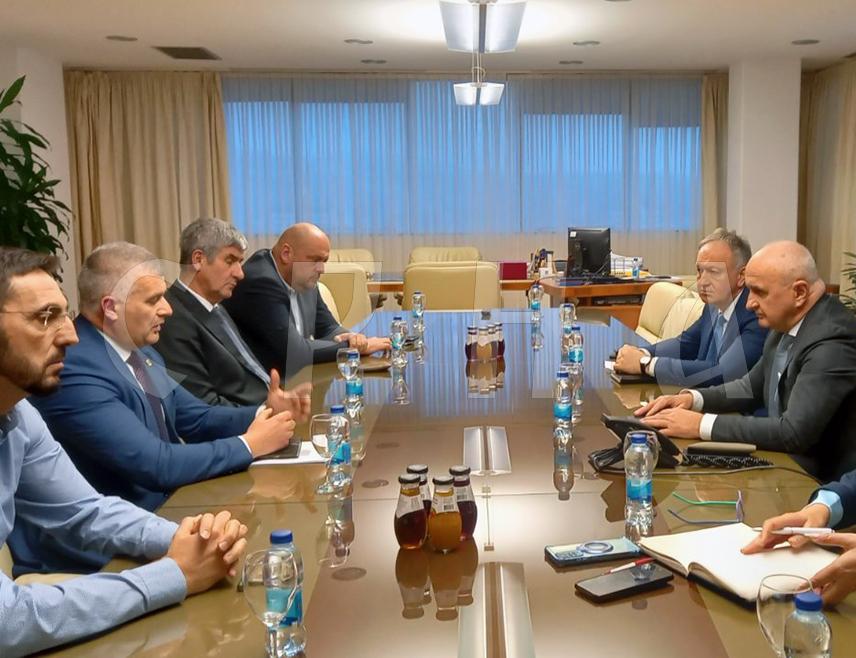 БАЊАЛУКА, 28. НОВЕМБРА /СРНА/ - Министар енергетике и рударства Републике Српске Петар Ђокић изјавио је да у Српској неће доћи до поремећаја у снабдијевању нафтним дериватима у случају да Рафинерија нафте у Панчеву наредне седмице заустави производњу.