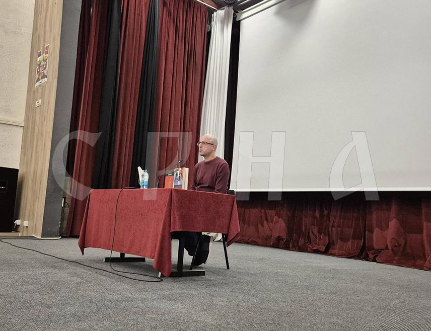 ПАЛЕ, 28. НОВЕМБРА /СРНА/ - На Палама је вечерас представљена књига "Додир" хиландарског монаха Теодосија, која садржи 27 приповједака, а сав приход од продаје књиге намијењен је обнови и очувању манастира Хиландар.