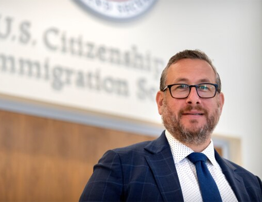 ВАШИНГТОН, 29. НОВЕМБРА /СРНА/ - Администрација предсједника САД Доналда Трампа обуставила је процес одлучивања о захтјевима за азил након оружаног напада на два војника Националне гарде у Вашингтону, рекао је директор Службе за држављанство и имиграцију /УСЦИС/ Џозеф Едлоу.