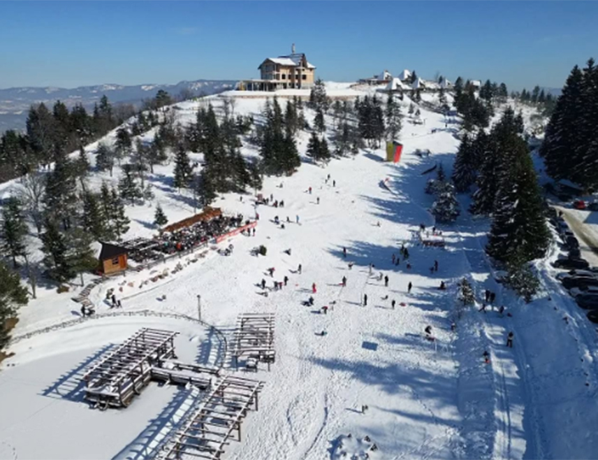 ИСТОЧНИ СТАРИ ГРАД, 29. НОВЕМБРА /СРНА/ - На Требевићу, на локацији Брус, 27. и 28. децембра биће одржана манифестација "Зима на Требевићу", а програм ће бити прилагођен свим узрастима.