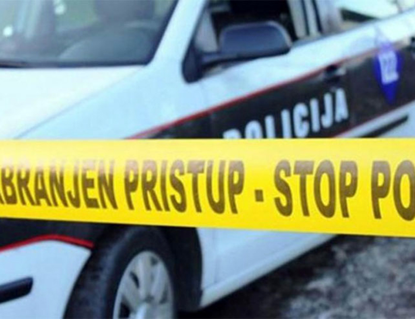 САРАЈЕВО, 29. НОВЕМБРА /СРНА/ - Држављанин Сирије /20/ погинуо је у насељу Блажуј у општини Илиџа када га је ударио путнички воз који је саобраћао на релацији Сарајево-Пазарић, саопштио је МУП Кантона Сарајево.