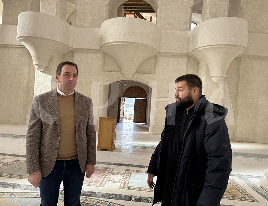 МОСTАР, 29. НОВЕМБАР /СРНА/ - Министар правде Републике Српске Горан Селак посјетио је данас Саборну цркву Свете Tројице у Мостару за коју је рекао да је симбол опстанка и једна од најзначајнијих светиња српског народа у Херцеговини, те да је завршетак њене обнове од великог значаја за Србе.