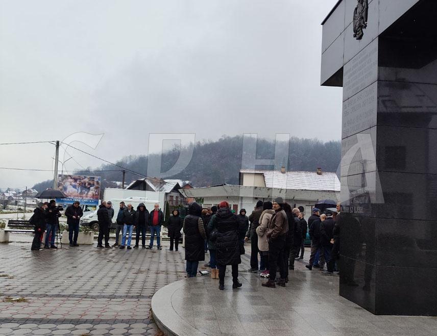 BRATUNAC, November 29 /SRNA/ - The verdict sentencing the President of the "Eastern Alternative" Association of Republika Srpska, Vojin Pavlović, to three and a half years in prison under the imposed "Inzko law" represents a defeat for democracy and a disgrace for the judiciary, it was stated today at a gathering of support held for Pavlović in Kravica near Bratunac.