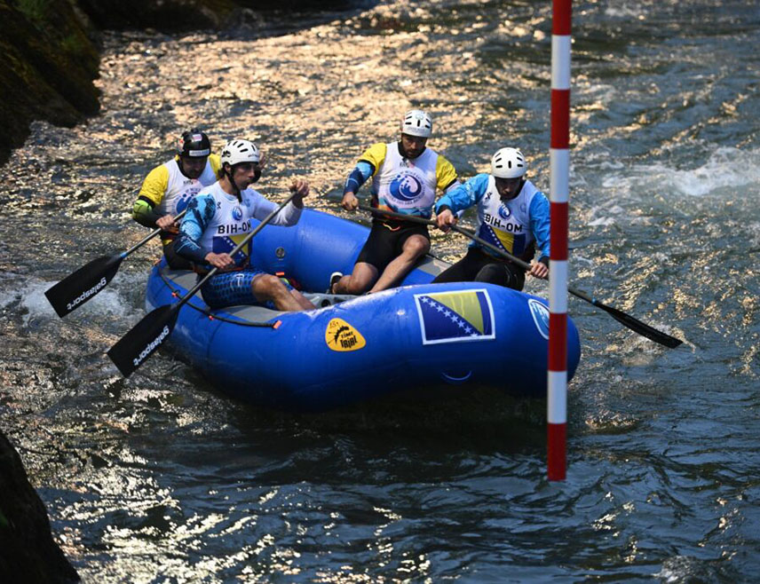 БАЊАЛУКА, 29. НОВЕМБРА /СРНА/ - Бањалучки рафтери отпутовали су у Малезију на Свјетско првенство у рафтингу које ће бити одржано од 1. до 7. децембра и гдје ће наступити 40 тимова.