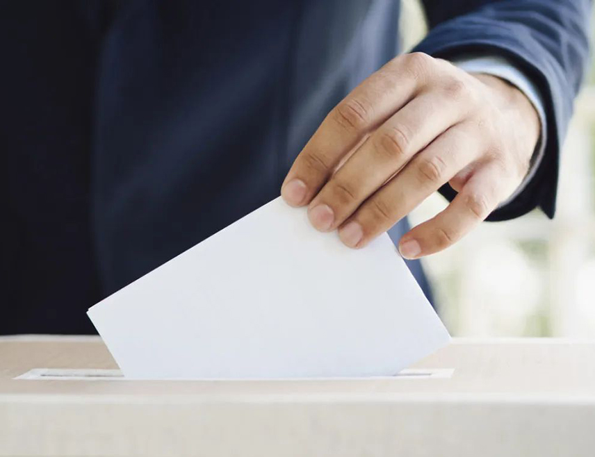 САРАЈЕВО, 30. НОВЕМБРА /СРНА/ - Пријевремени избори за предсједника Републике Српске, који су због снијега били одговођени прошле недјеље, одржавају се данас на бирачком мјесту Корићани у основној изборној јединици Кнежево.