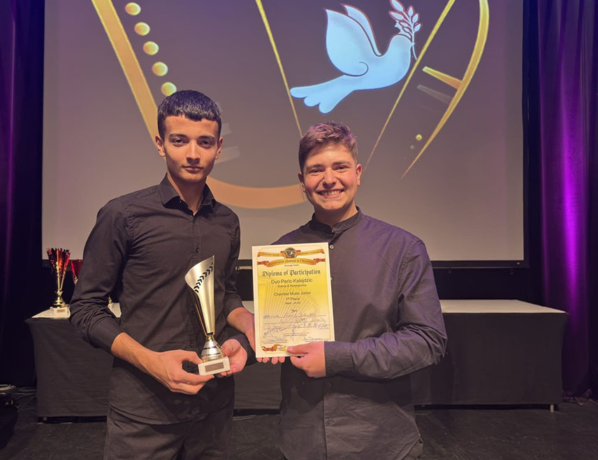 БИЈЕЉИНА, 29. НОВЕМБРА /СРНА/ - Ученици Музичке школе "Корнелије Станковић" из Бијељине Ђорђе Перић и Немања Калајџић, под менторством професора Славише Перића, освојили су злато на Свјетском трофеју у Француској.