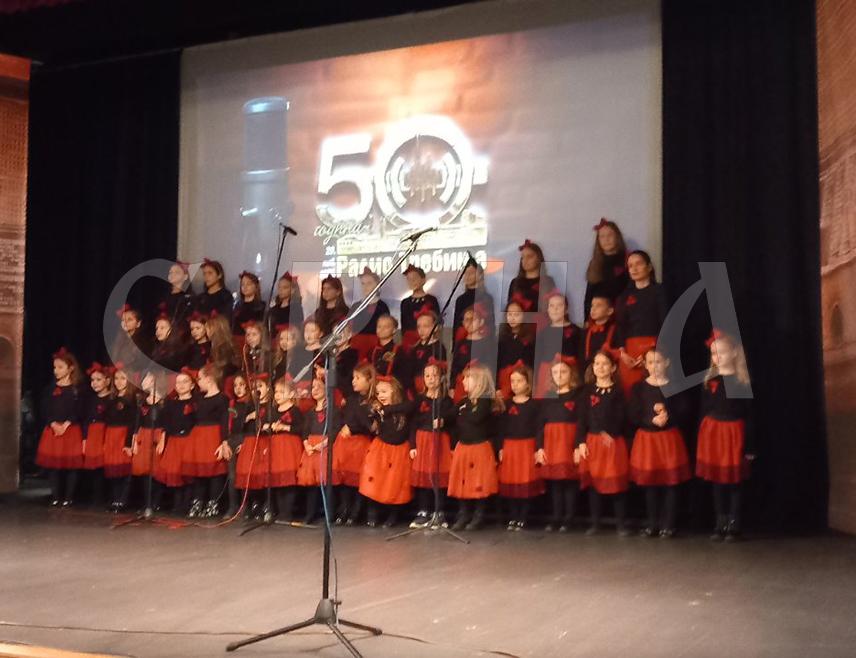 TРЕБИЊЕ, 29. НОВЕМБРА /СРНА/ - "Радио Tребиње" вечерас је свечаном академијом и пригодном изложбом, у присуству многобројних Tребињаца, обиљежио пола вијека постојања и рада, уз исказану захвалност генерацијама које су градиле све оно што је тај медиј данас.