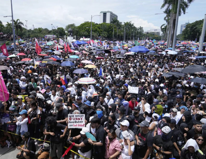 МАНИЛА, 30. НОВЕМБРА /СРНА/ - Више хиљада демонстраната у Манили затражило је затворске казне за десетине филипинских званичника, посланика и власника грађевинских фирми оптужених за крађу милијарди долара у великом корупцијском скандалу.