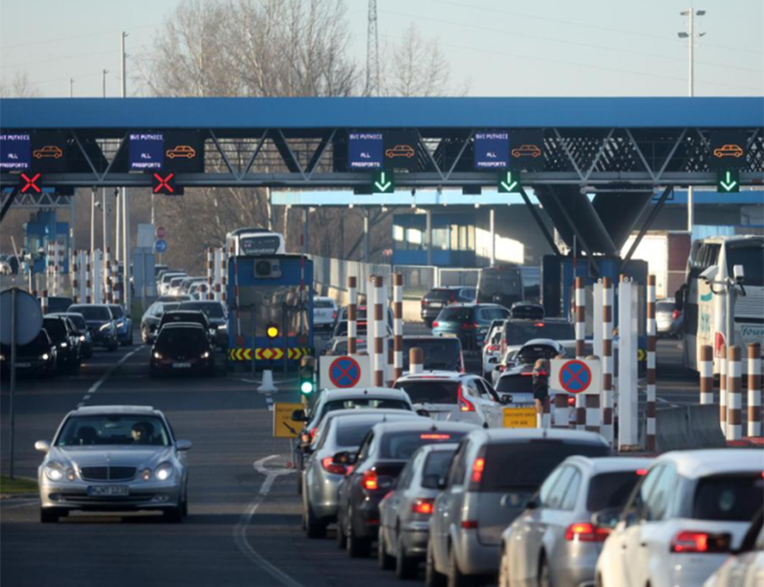 БАЊАЛУКА, 30. НОВЕМБРА /СРНА/ - Фреквенција возила појачана је на граничним прелазима Градишка и Велика Кладуша на излазу из БиХ ка Хрватској, саопштено је из Ауто-мото савеза /АМС/ Републике Српске.