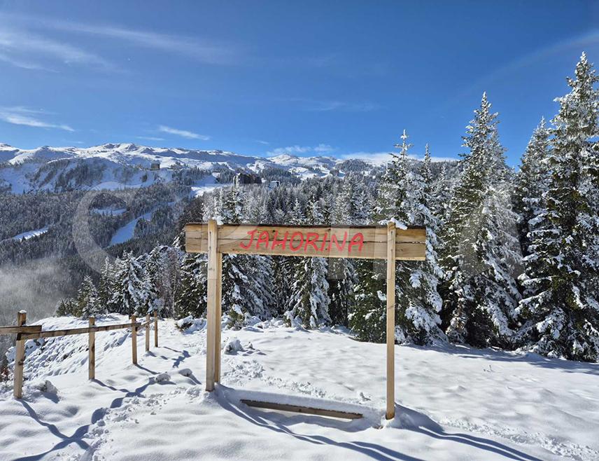 ЈАХОРИНА, 30. НОВЕМБРА /СРНА/ - Олимпијска љепотица Јахорина данас нуди одличне услове за боравак на планини која је од јутрос окупана сунчевим сјајем.