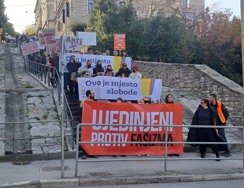 ЗАГРЕБ, 30. НОВЕМБРА /СРНА/ - У Загребу, Ријеци, Пули и Задру одржавају се протестни маршеви против фашизма, а инциденти су забиљежени у Ријеци гдје су се појавили мушкарци у црном.