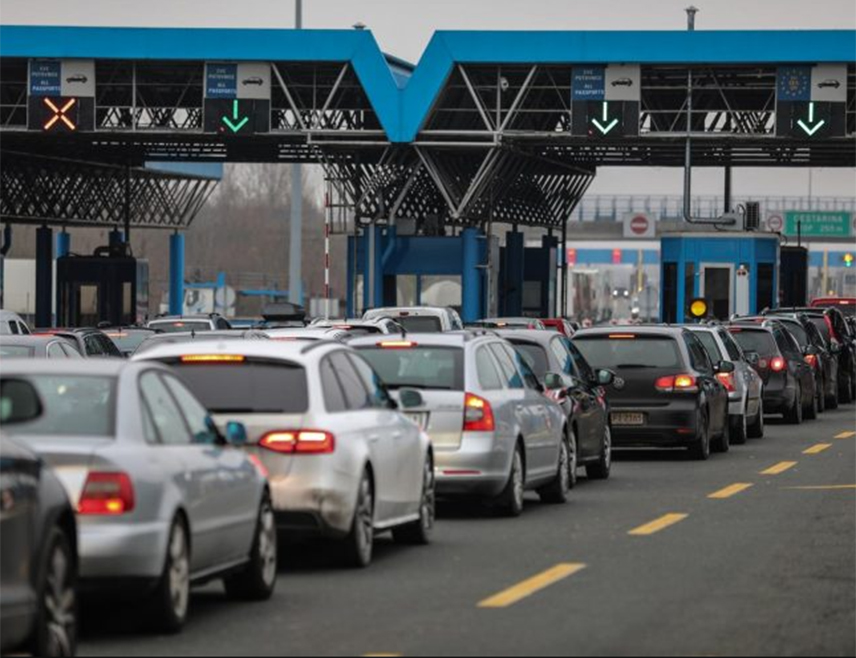 БАЊАЛУКА, 30. НОВЕМБРА /СРНА/ - Квар је отклоњен и успостављен је саобраћај на граничним прелазима са Србијом, Црном Гором и Хрватском, саопштено је из Ауто-мото савеза Републике Српске.