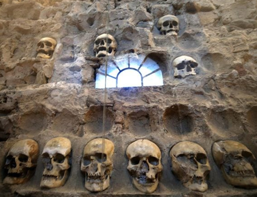 БЕОГРАД, 30. НОВЕМБРА /СРНА/ - Антрополошком анализом и реконструкцијом лобања које су зазидане у Ћеле-кулу у Нишу утврђено је да се ради о мушкарцима различите старосне доби, који су имали повреде од боја и тупих предмета, рекао је учесник пројекта "Ново лице Ћеле-куле" Милан Симоновић.