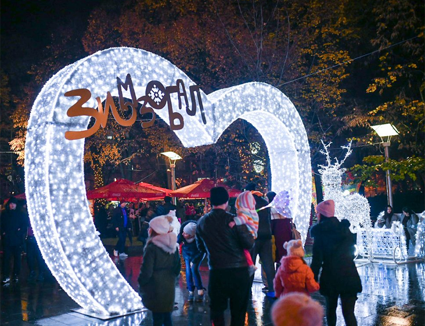 БАЊАЛУКА, 30. НОВЕМБРА /СРНА/ - У бањалучком Парку Петар Кочић вечерас је свечано отворен зимски маркет "Зимзобал" у оквиру којег ће до 5. јануара бити организовано око 300 часова културно-умјетничког програма и више од стотину појединачних дешавања.