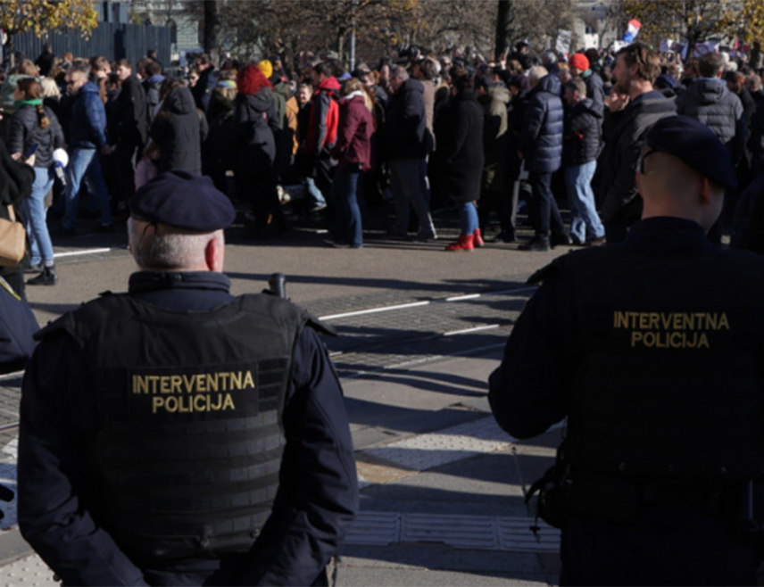 ЗАДАР, 30. НОВЕМБРА /СРНА/ - Два лица у Задру приведена су јер су гађали црвеном бојом учеснике марша против фашизма.