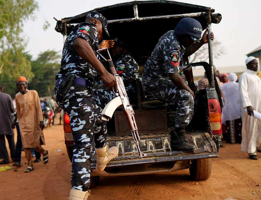 АБУЏА, 30. НОВЕМБРА /СРНА/ - Наоружани нападачи су у Нигерији у два одвојена напада отели 26 људи, укључујући младу са дјеверушама, бебу, пастора и вјернике, саопштиле су локалне власти.